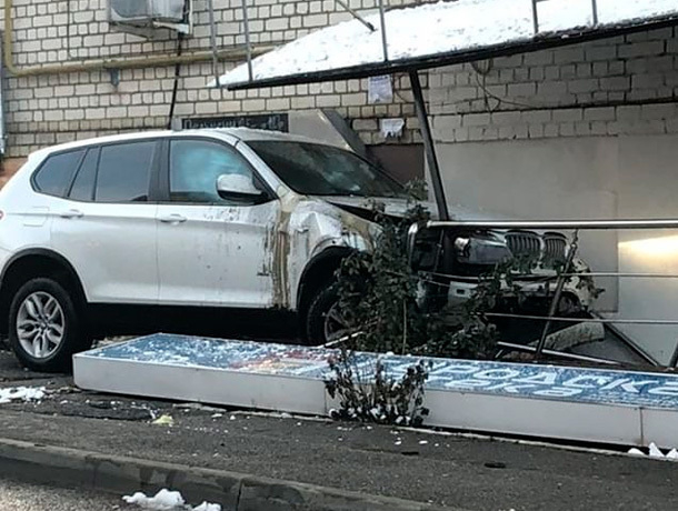 Убегавший от погони BMW въехал в аптеку в Ставрополе