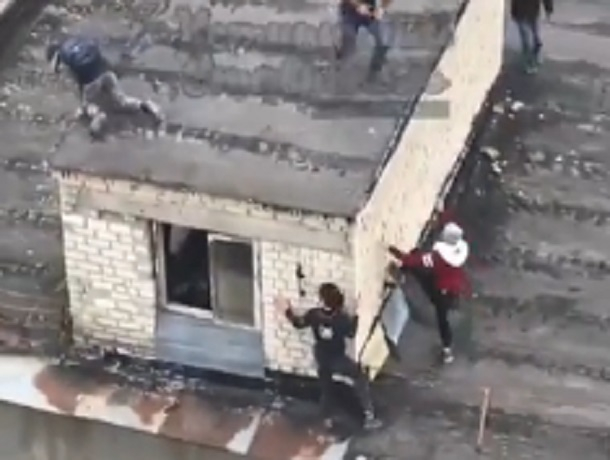 Дети играли в догонялки на крыше заброшенной пятиэтажки и попали на видео в Ставрополе