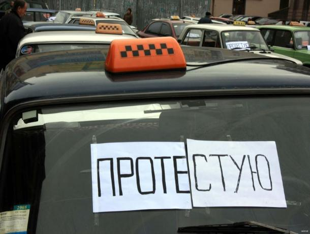 «Утром деньги, вечером стулья»: таксисты Ставрополя объявили забастовку