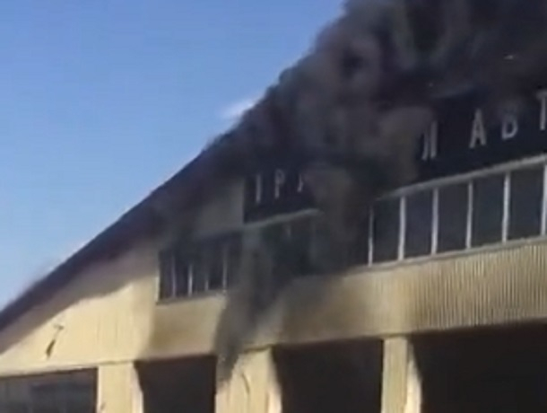 Серьезный пожар разгорелся в автосервисе на Ставрополье