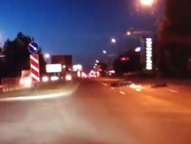 Мотоцикл сбил перебегавшего дорогу пешехода и попал на видео в Ставрополе