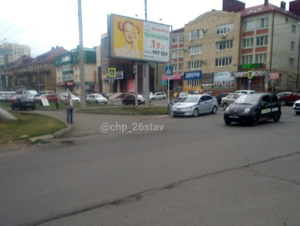 Автомобиль переехал ногу школьницы на пешеходном переходе в Ставрополе