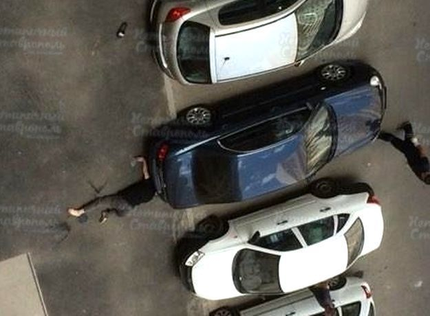 Мужчина выпал из окна многоэтажки и разбился насмерть в Ставрополе