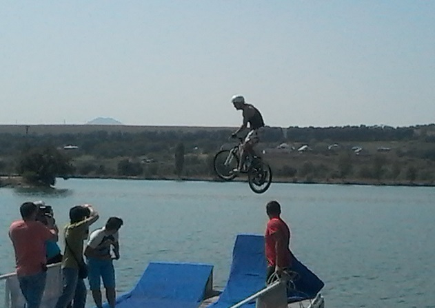 В Пятигорске прошли соревнования по прыжкам в воду на велосипеде