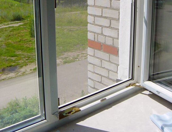 В Ставрополе мужчина выпал из окна и отказался ехать в больницу
