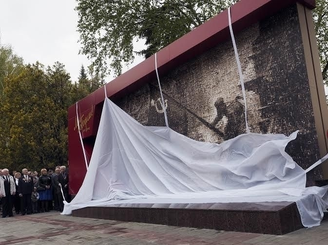 Мемориальное панно, открытое на юбилей Победы, дополнят новыми фотографиями