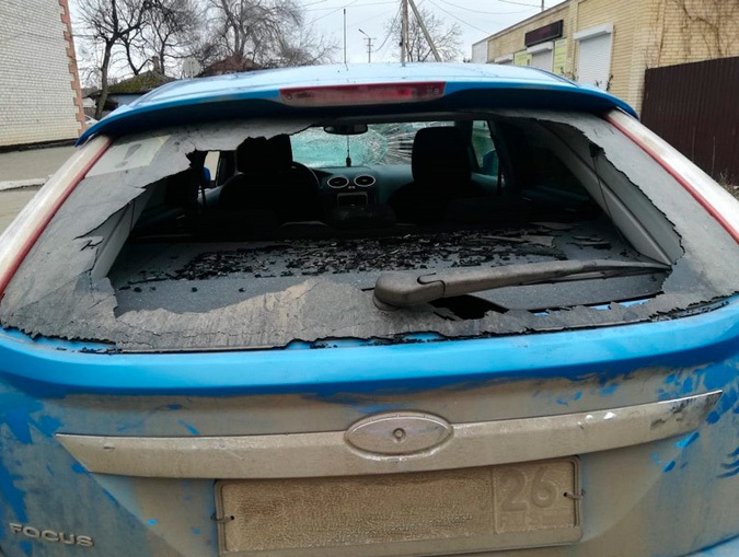 Гражданин разбил окна на автомобиле своего недруга на Ставрополье
