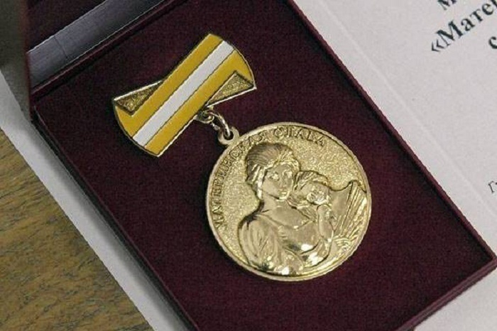 Медали «Материнская слава» вручили четырем мамам Ставрополя