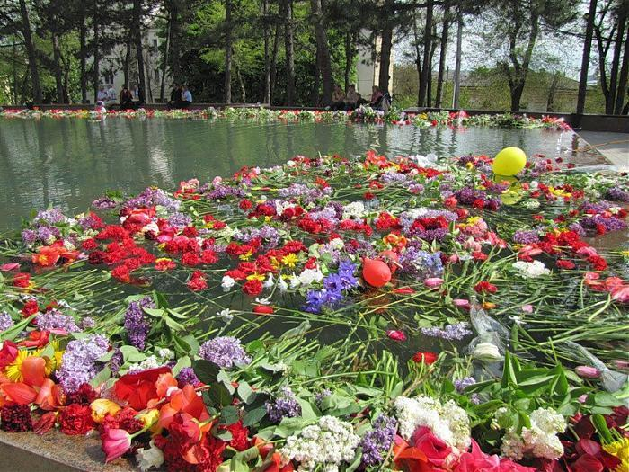 На Ставрополье накануне Дня Победы пьяный мужчина прыгнул в воду на мемориале