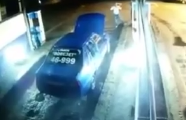 В сети появилось видео взрыва автомобиля во время заправки в Георгиевске