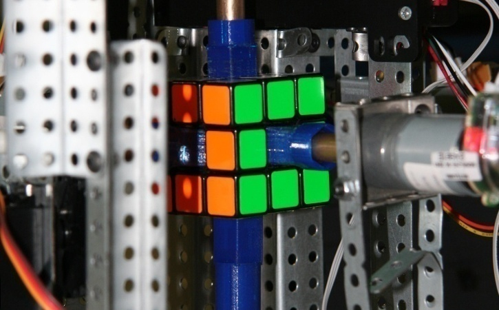 Восьмиклассница сконструировала робота, собирающего кубик Рубика