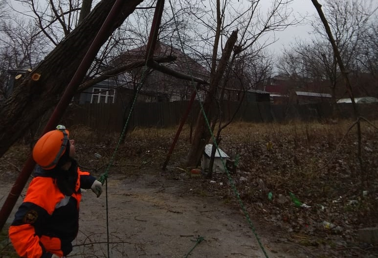 Спасатели Ставрополя ликвидируют последствия ветра
