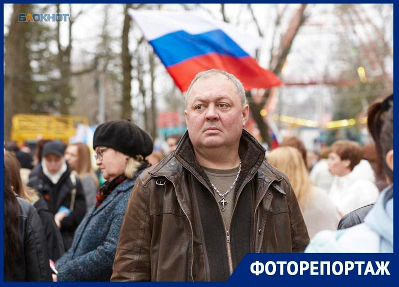 Тысячи людей собрались в Центральном парке Ставрополя на концерт в честь Крыма