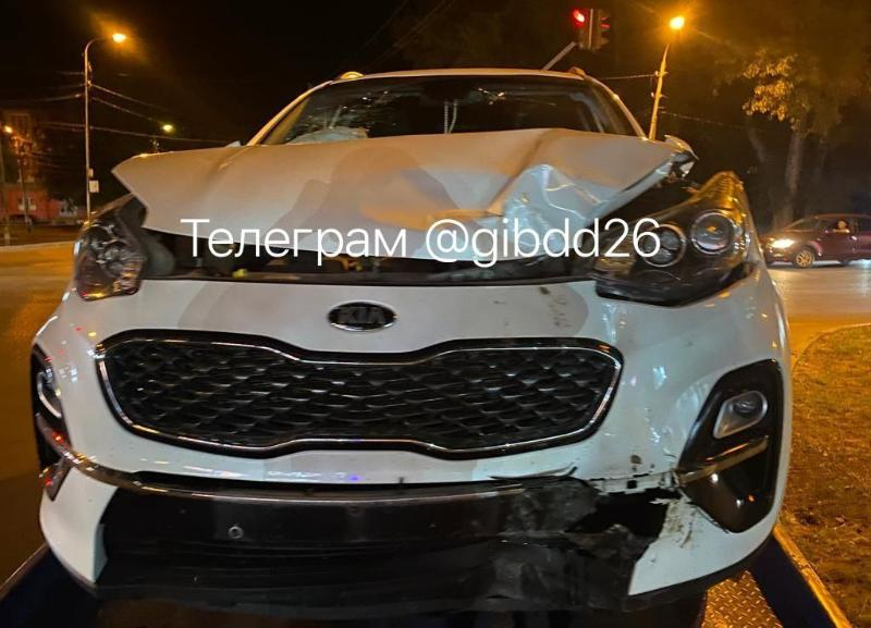 Неопытный автомобилист врезался в дерево на Ставрополье