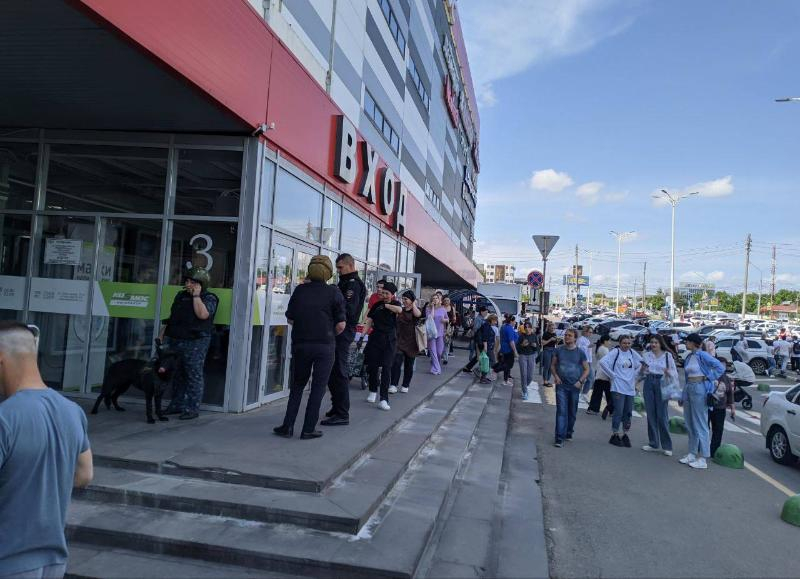 Эвакуировали и обследуют с собаками торговый центр «Космос» в Ставрополе