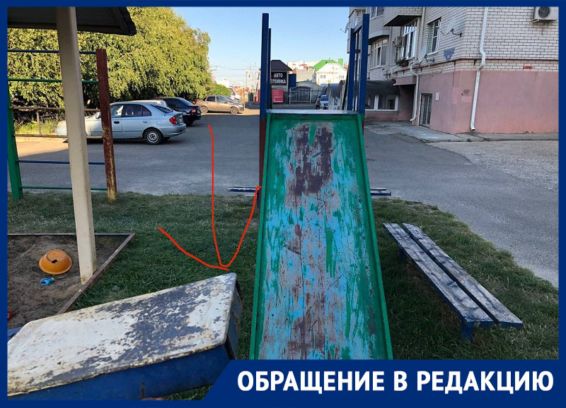 «Под боком управляющей компании»: еще одна разбитая площадка в Ставрополе испугала родителей