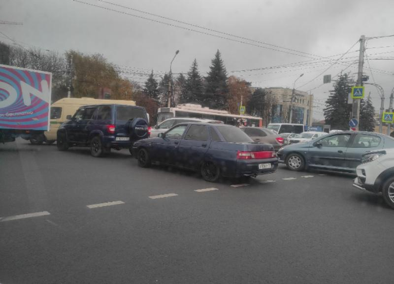 Неработающий светофор на перекрестке Кулакова-Ленина в Ставрополе образовал гигантскую пробку