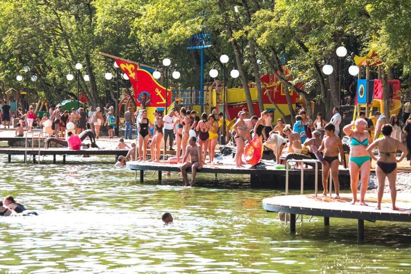На глазах 1,5 тысячи детей неизвестные устроили нудистский пляж на озере «30’Ка» в Железноводске