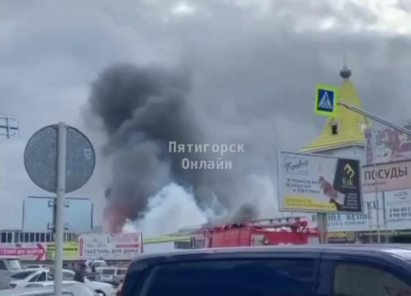 Огонь охватил две тысячи квадратных метров рынка на Ставрополье