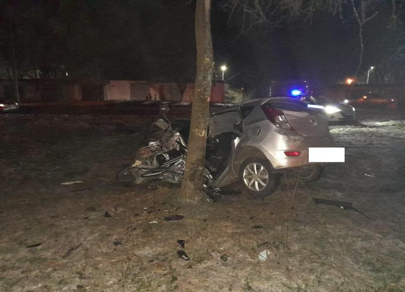На Ставрополье из-за столкновения с деревом погиб 17-летний пассажир легковушки