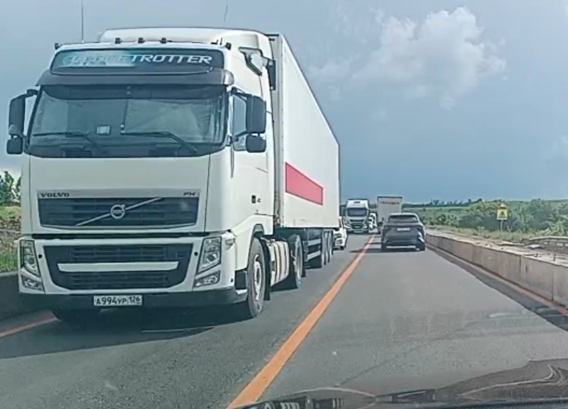 Гигантская пробка длиной в 8 километров растянулась на выезде из Ставрополя 2 июня