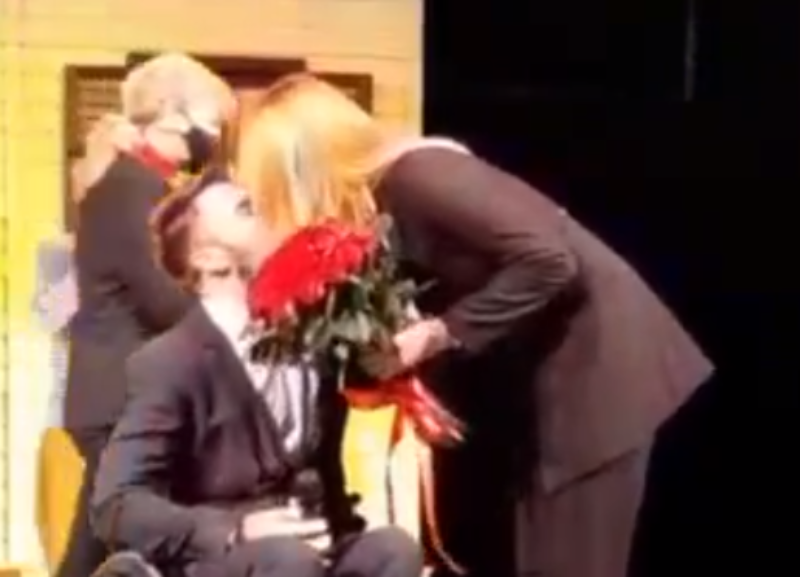 Под слезы и аплодисменты зритель драмтеатра в Ставрополе сделал предложение возлюбленной