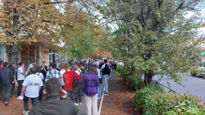 Всех студентов и преподавателей эвакуировали из колледжа связи в Ставрополе