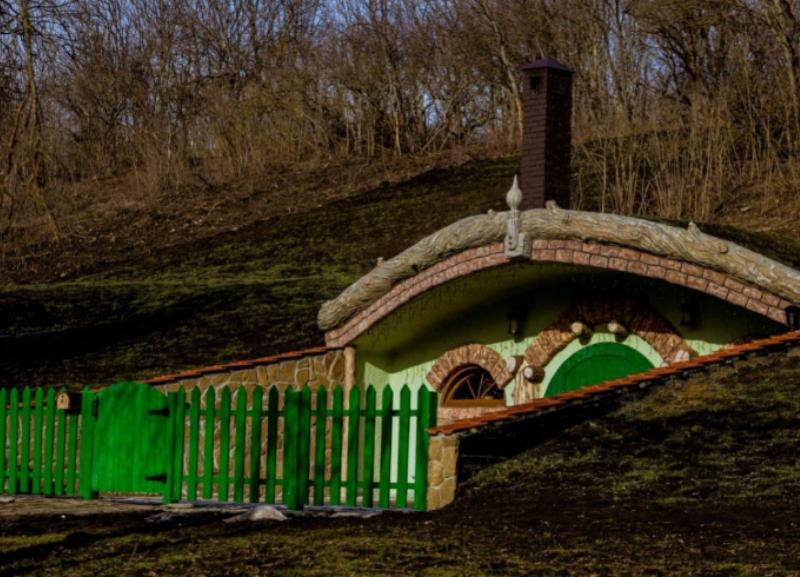 Нелегальные домики хоббитов выявили на оленьей ферме в Ставропольском крае