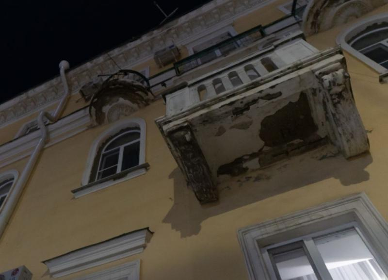 Часть балкона исторического здания в центре Ставрополя упала перед мужчиной