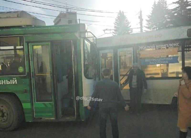 В центре Ставрополя столкнулись автобус и троллейбус