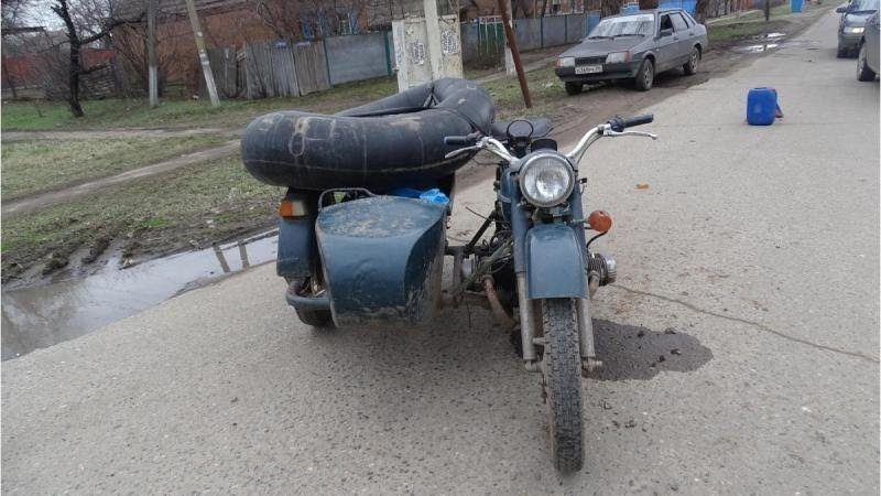 В Новоалександровске пожилой мотоциклист протаранил легковушку