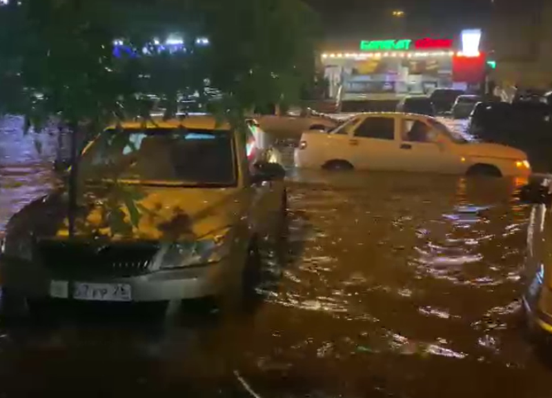 Утонула машина, затопило улицы, снесло деревья: главное о стихии 23 мая в Ставрополе