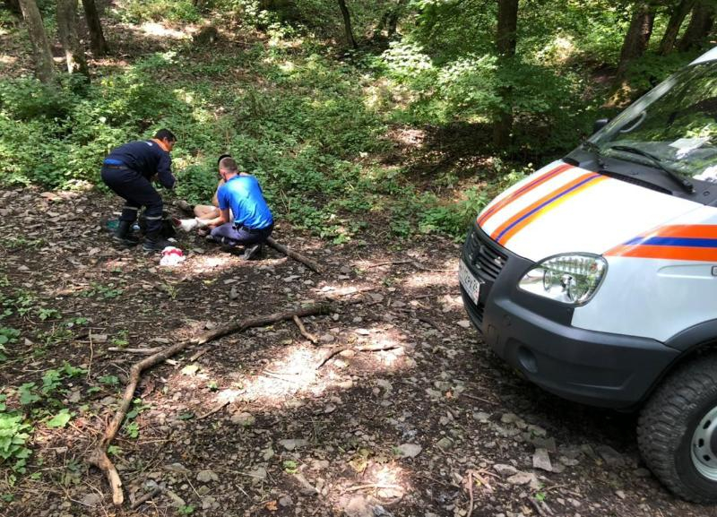 Спасатели эвакуировали травмированного казанского туриста с горы на Ставрополье