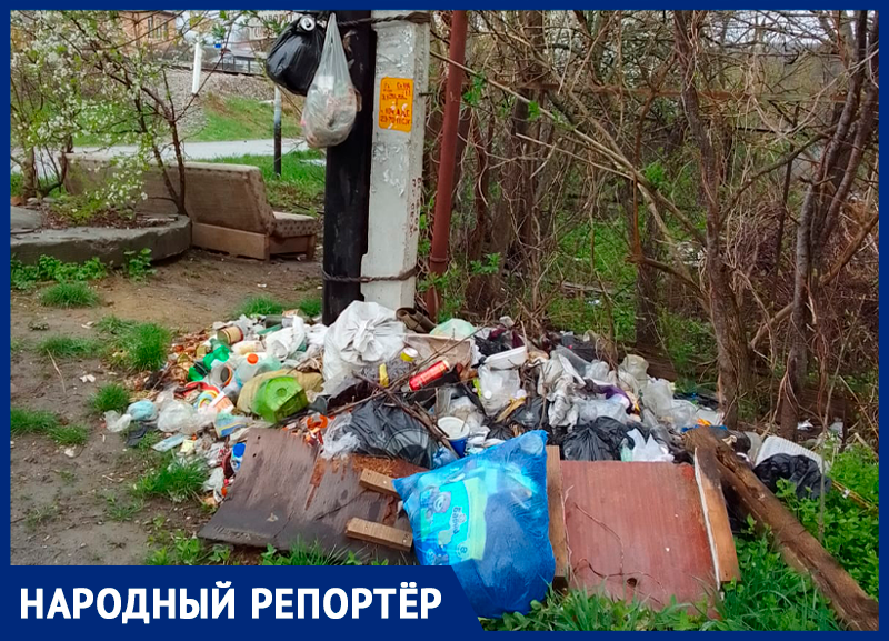 Ставропольчанка пожаловалась на мусорную гору по улице Железнодорожной