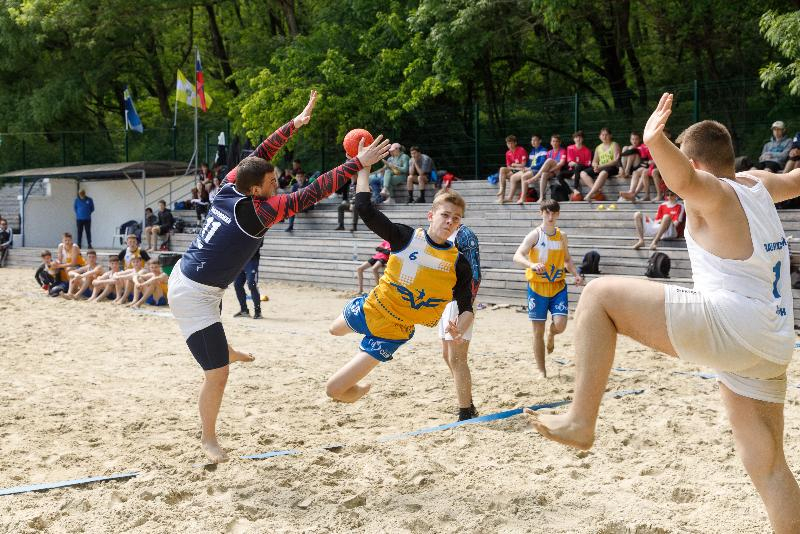 Ставропольские гандболисты после паркета выходят на песок