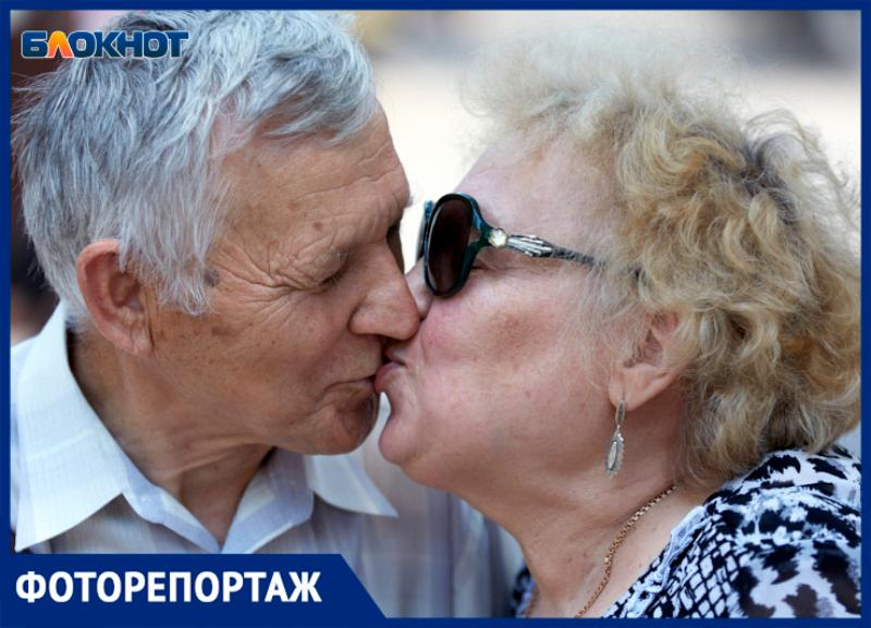 Жители Ставрополя обменялись поцелуями на улицах города