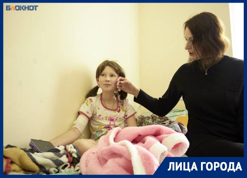 «Перестаешь замечать капельницы, видишь обычных детей»: филантроп Елена Коробченко помогает больным малышам на Ставрополье