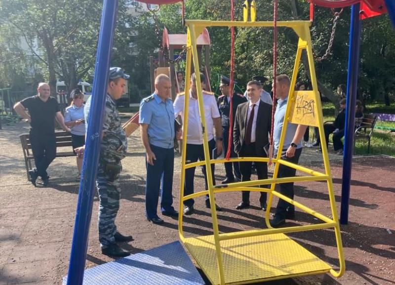 Детей без инвалидности запретили пускать на качели для колясочников на Ставрополье