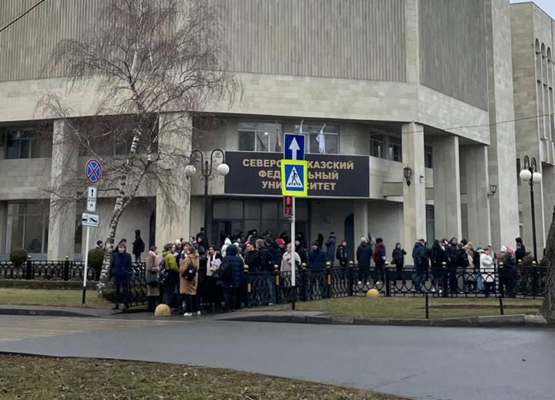 Толпы студентов выстроились на улицах Ставрополя из-за эвакуации в СКФУ