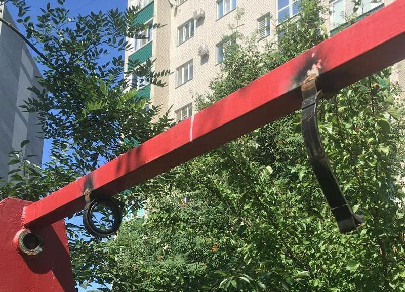 После жалобы в «Блокнот» в Ставрополе снесли травмоопасные качели