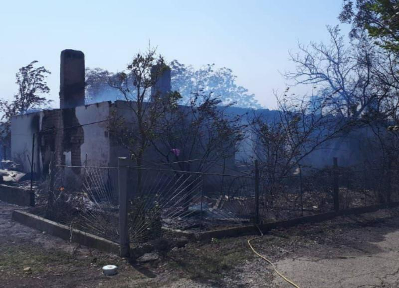 Крупный пожар в пригороде Ставрополя перекинулся на жилые дома