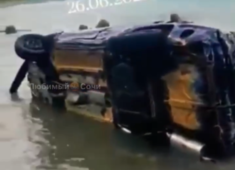 Унесенные штормом машины ставропольцев достали из моря в Сочи
