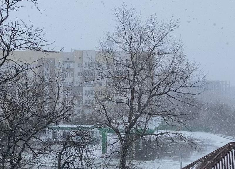 Выпавший в Ставрополе снег ухудшил видимость на городских дорогах