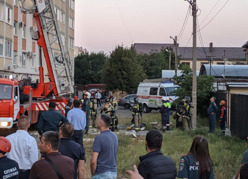 Пожар окутал многоэтажный дом на юге Ставрополя — видео
