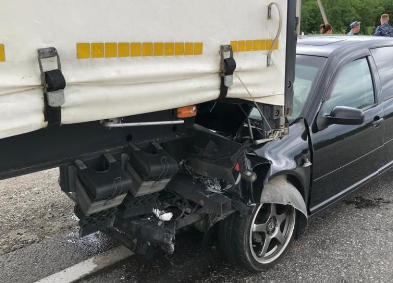 Водитель легковушки погиб в аварии с грузовиком на ставропольской трассе