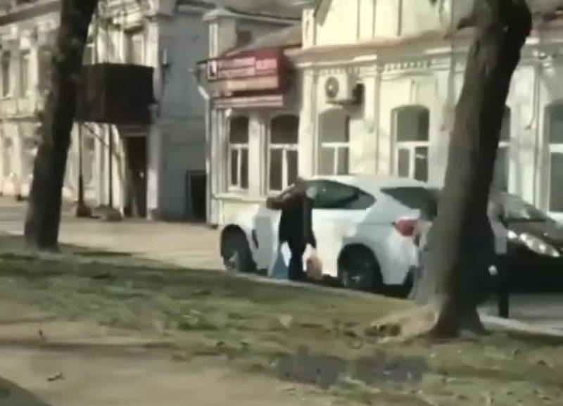 Ещё один автохам в Ставрополе решил объехать пробку по тротуару