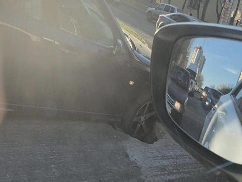 В Ставрополе автомобиль попал колесом в открытый люк