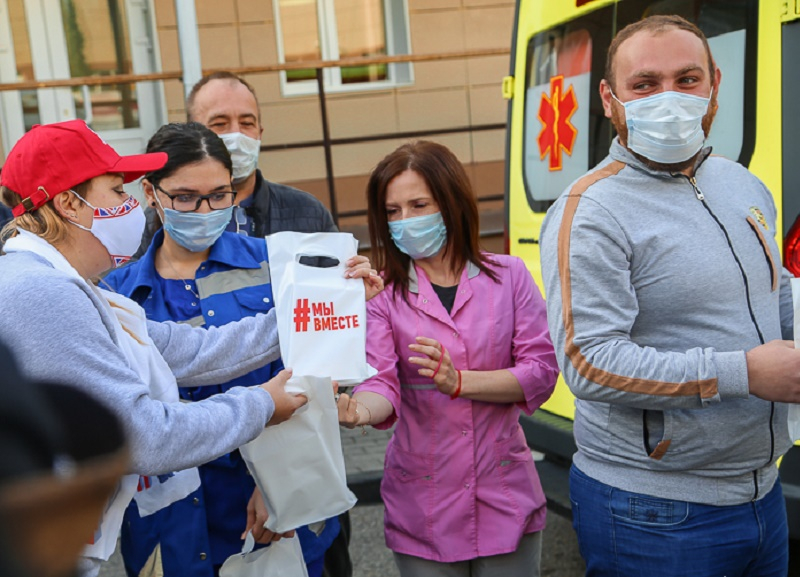 В Пятигорске волонтёры вручили подарки сотрудникам станции скорой помощи
