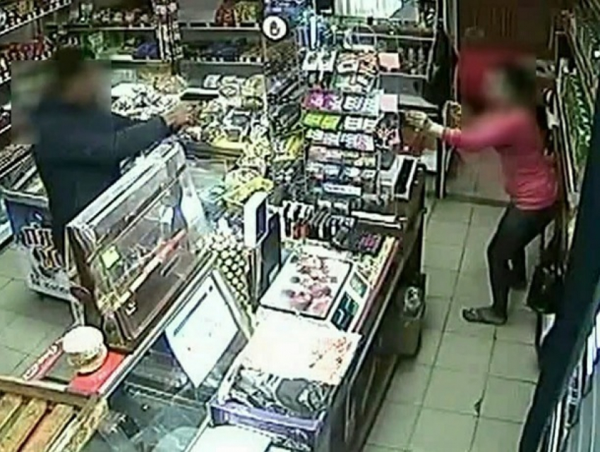 Продавщица разрыдалась от пережитого кошмара во время вооруженного ограбления магазина на Ставрополье 