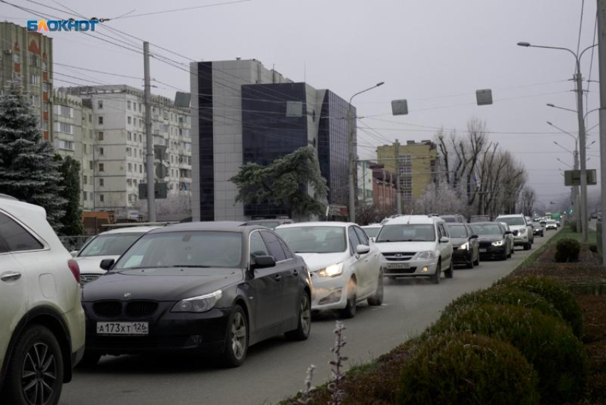 Отправить на удаленку или ввести заправку по госномерам? Ставропольцы нашли способы борьбы с очередями на АЗС